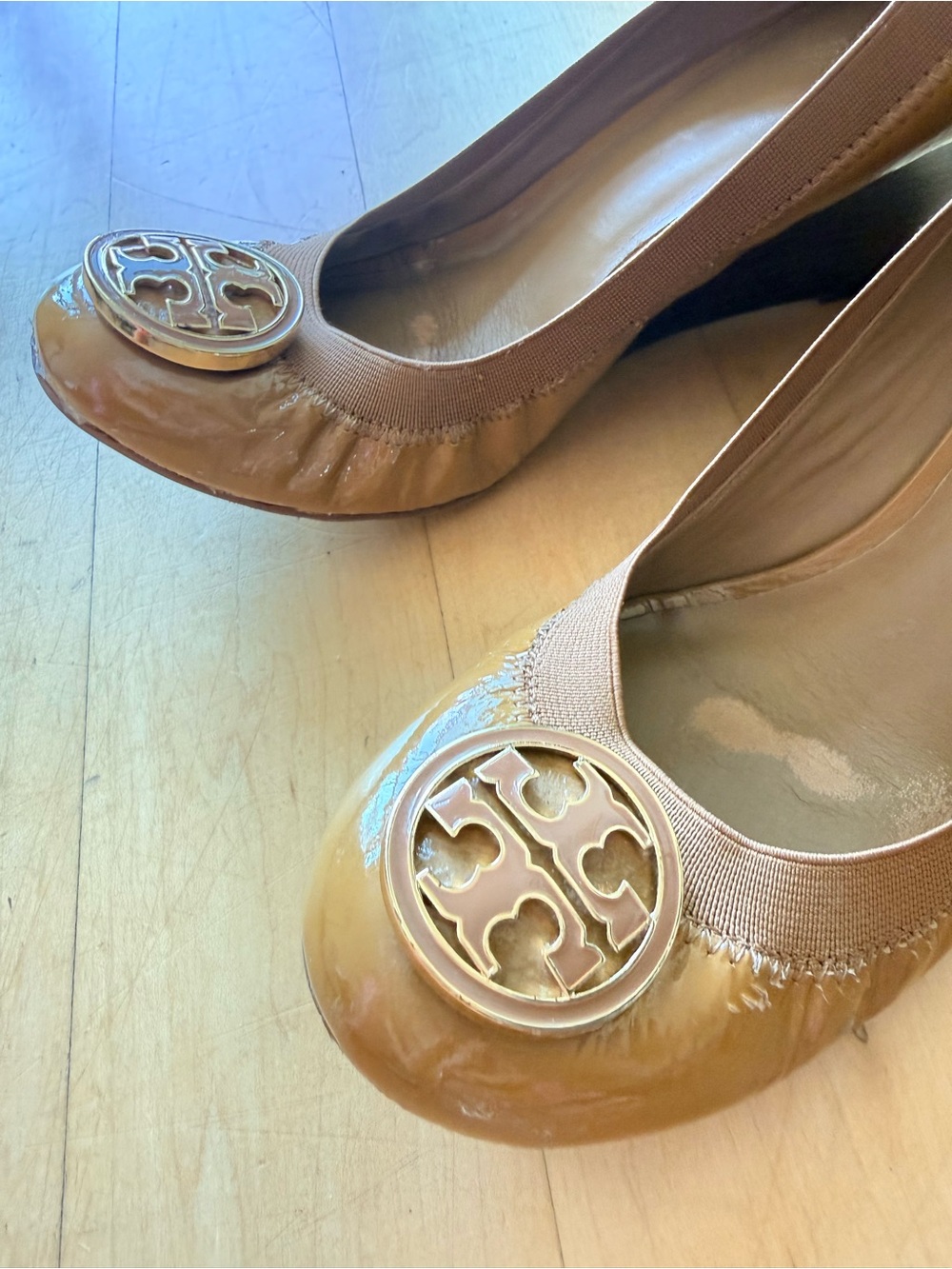 Tory Burch Caramel Patent Leather Logo Wedge shoes - Picture 2 of 4